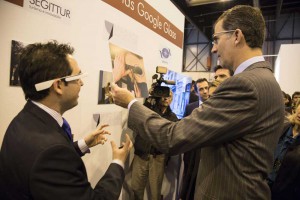 El príncipe Felipe se prueba unas Google Glass en la última edición de Fitur. Foto cedida por Ifema