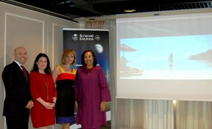 De izquierda a derecha, Juan Sanz e Isabel Pérez, ejecutivos de Ventas de Saudia Airlines; María González Carmona, supervisora de Ventas y Marketing para España y Portugal; y Alina Maria Grotte, Marketing Manager de la Oficina Nacional de Turismo de Malasia.