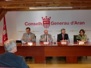 El síndic d’Aran, Carlos Barrera, el presidente del ITR, Tomás Azcárate, y el vicepresidente de la Diputació de Lleida, Pau Perdices, firman la Carta de Turismo Responsable en la sede del Conselh Generau d’Aran  